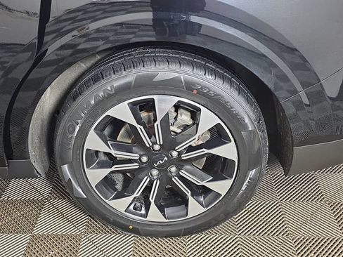 Used 2024 Kia Carnival EX FWD image 17