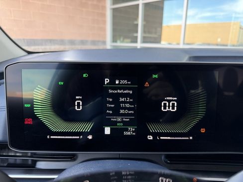 Used 2025 Kia Carnival EX image 18