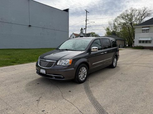 Used 2015 Chrysler Town & Country Touring-L w/ Driver Convenience Group FWD image 3