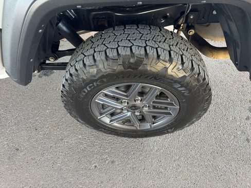 Used 2025 Jeep Gladiator Sport image 27