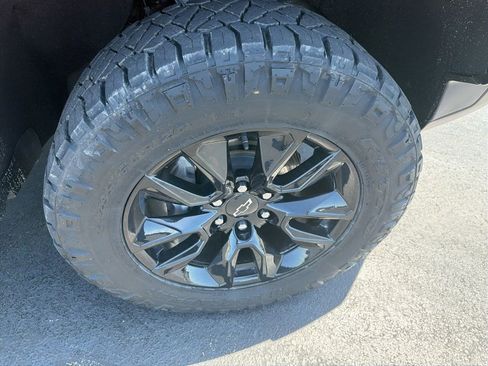 Used 2023 Chevrolet Silverado 1500 ZR2 w/ Technology Package AWD/4WD image 4