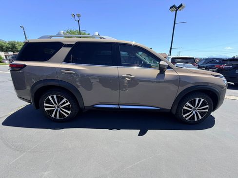 Used 2023 Nissan Pathfinder Platinum AWD/4WD image 3