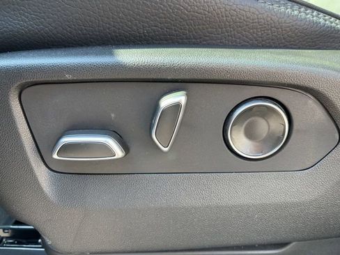 Used 2025 GMC Yukon Denali w/ Sun & Power Step Package image 10