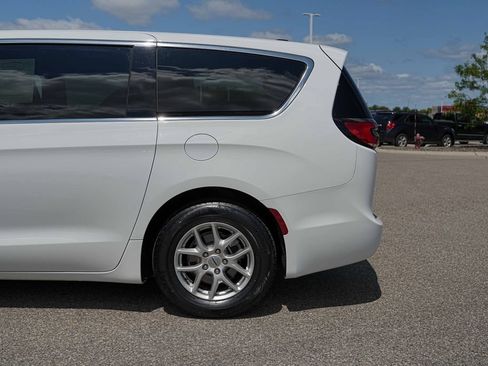Used 2025 Chrysler Pacifica Select FWD image 12