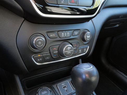 Used 2019 Jeep Cherokee Limited AWD/4WD image 23