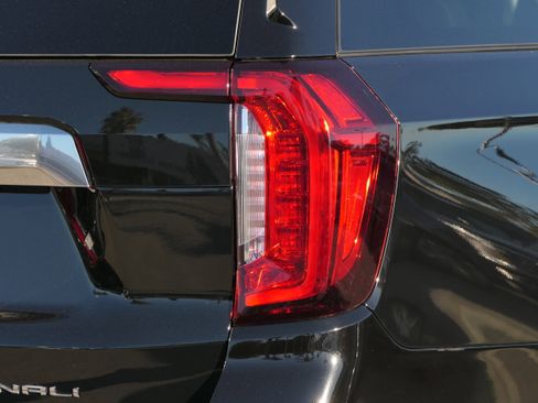 Used 2023 GMC Yukon XL Denali image 5