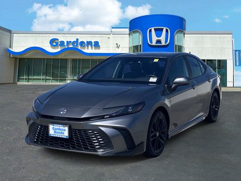Used 2025 Toyota Camry SE FWD image 3