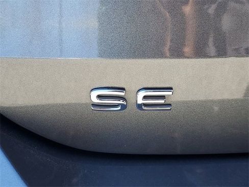 Used 2025 Volkswagen Taos SE w/ Panoramic Sunroof Package image 7