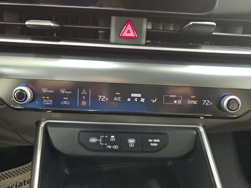 Used 2025 Kia Carnival FWD image 10
