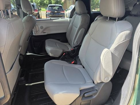 Used 2025 Toyota Sienna XLE FWD image 24