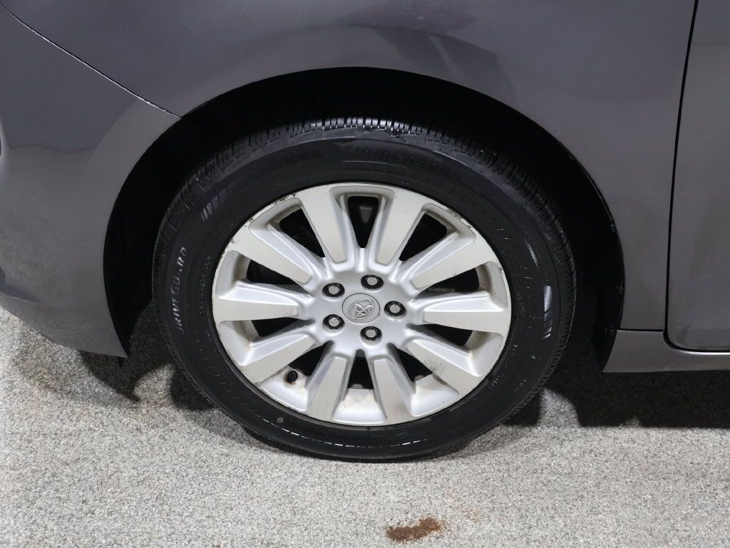 Used 2012 Toyota Sienna LE w/ Towing Pkg AWD/4WD image 8