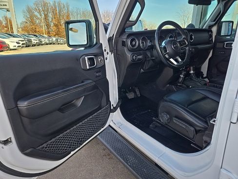 Used 2018 Jeep Wrangler Unlimited Sahara image 35