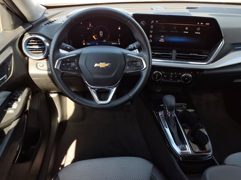 Used 2025 Chevrolet Trax LT w/ LT Convenience Package FWD image 16