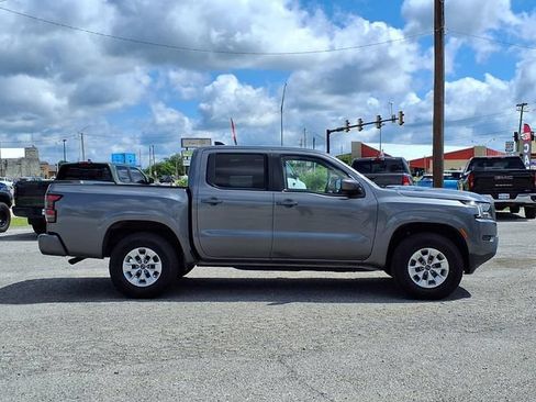 Used 2024 Nissan Frontier SV AWD/4WD image 2