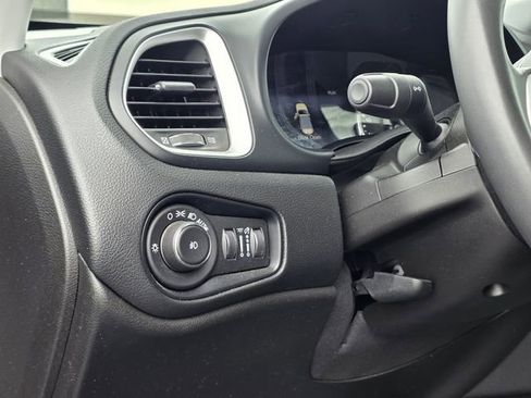 Used 2021 Jeep Renegade Latitude FWD image 19