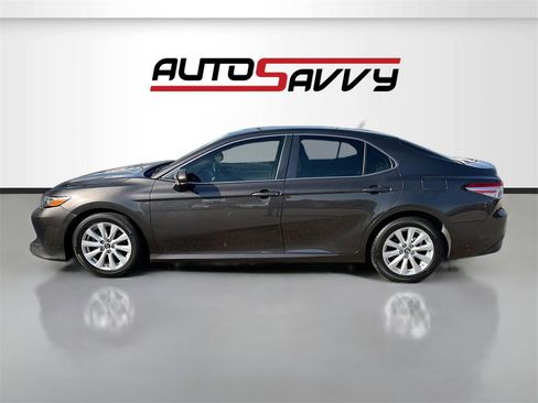 Used 2018 Toyota Camry LE image 4