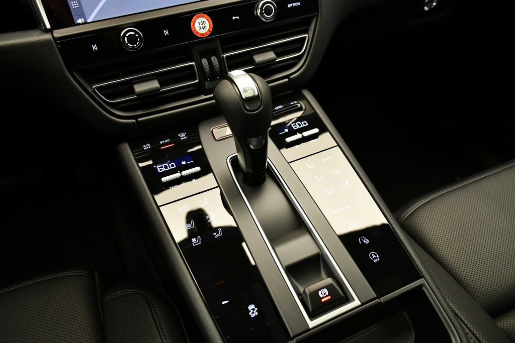 Certified 2026 Porsche Macan AWD/4WD image 33