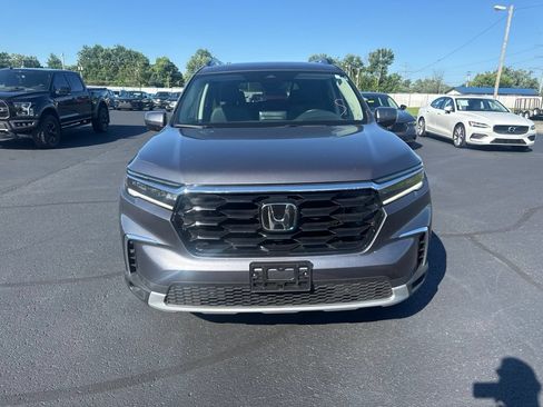Used 2025 Honda Pilot Touring image 2