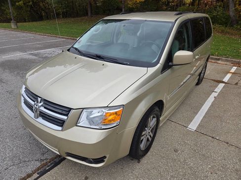 Used 2010 Dodge Grand Caravan SXT image 4