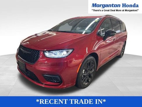 Used 2025 Chrysler Pacifica Limited image 3