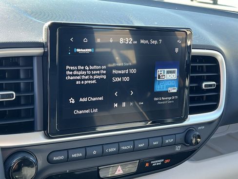 Used 2024 Hyundai Venue Limited FWD image 18
