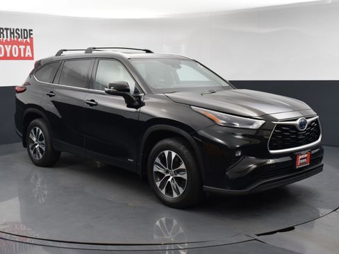 Used 2022 Toyota Highlander XLE AWD/4WD image 6