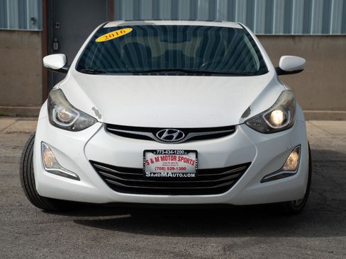 Used 2016 Hyundai Elantra Limited w/ Option Group 04 FWD image 3