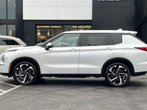 New 2025 Mitsubishi Outlander SE image 8