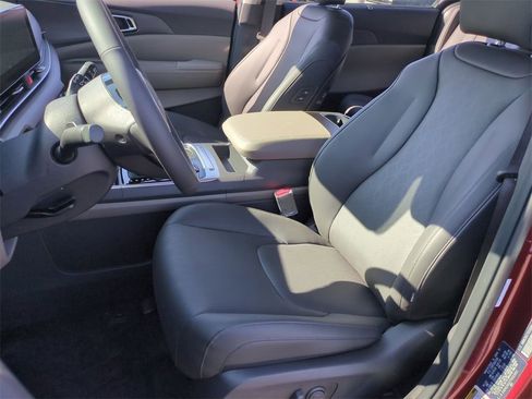 New 2026 Kia Carnival EX image 21