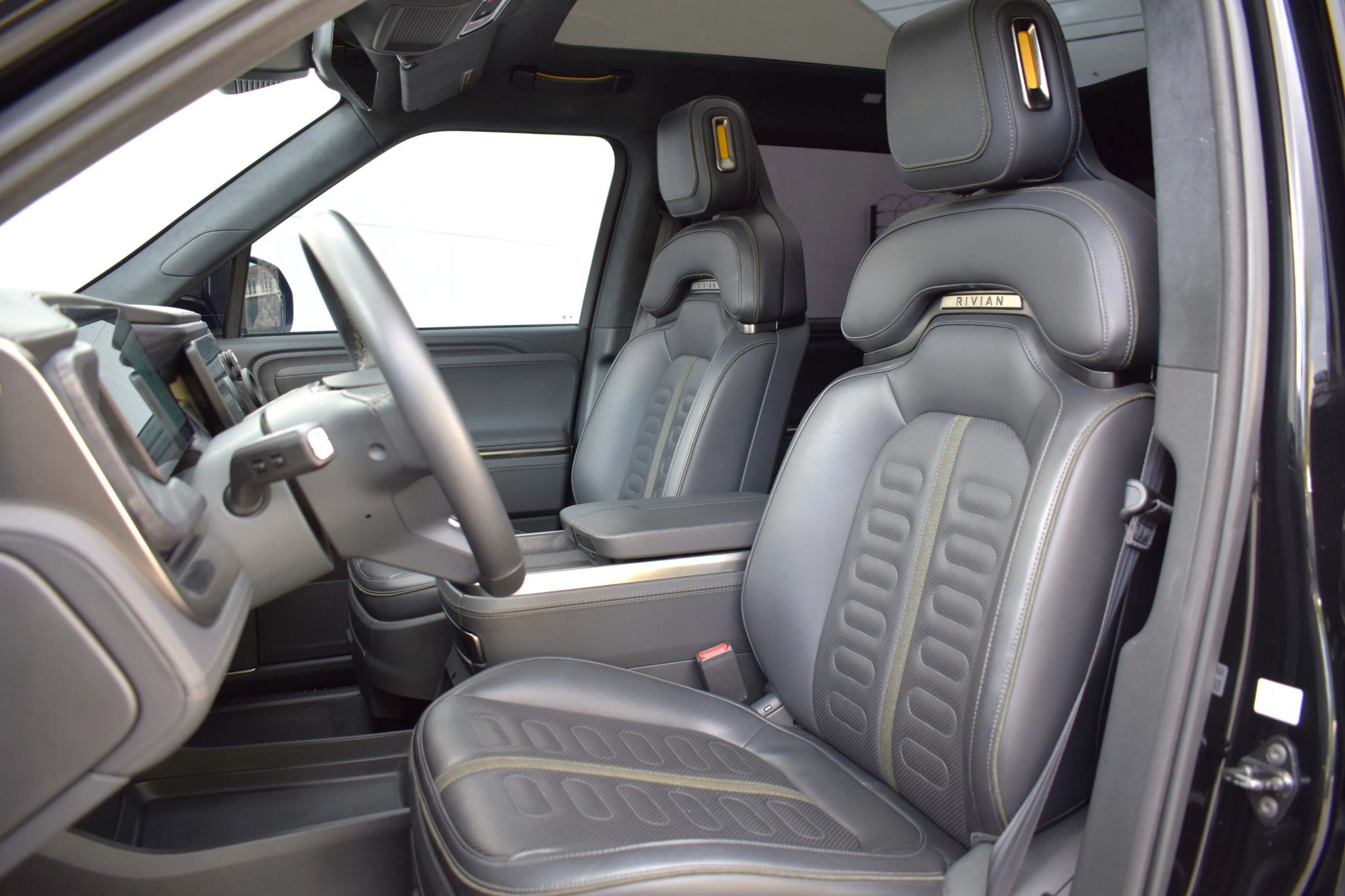 Used 2025 Rivian R1S Adventure Dual AWD/4WD image 11