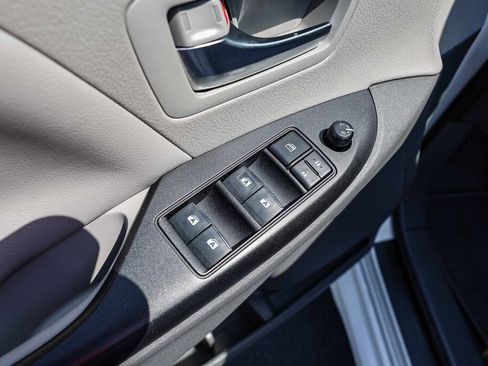 Used 2020 Toyota Sienna LE w/ Carpet Mat Package FWD image 11
