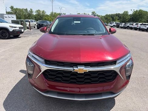 Used 2025 Chevrolet Trax LT FWD image 5