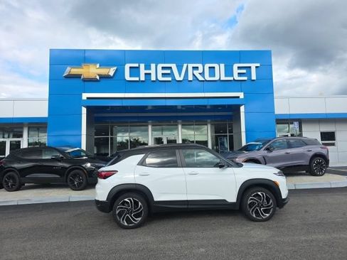 Used 2024 Chevrolet TrailBlazer RS w/ Driver Confidence Package AWD/4WD image 2