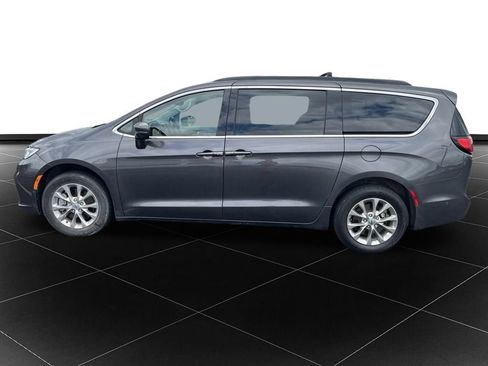 Used 2022 Chrysler Pacifica Touring-L w/ Uconnect Theater Family Group AWD/4WD image 2