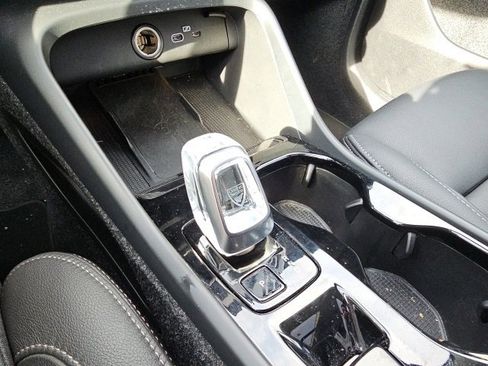 Used 2025 Volvo XC40 B5 Plus image 11