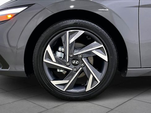 Used 2025 Hyundai Elantra SEL image 11