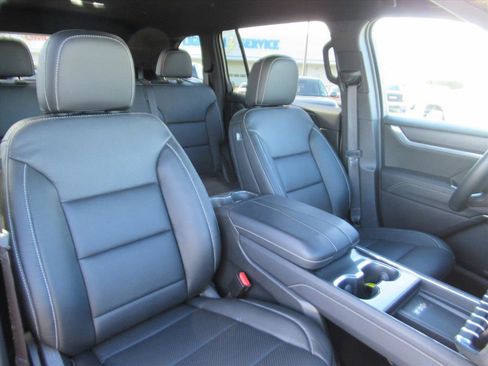 Used 2025 GMC Acadia Elevation image 8