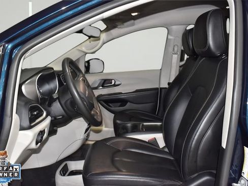Certified 2024 Chrysler Pacifica Touring-L FWD image 32