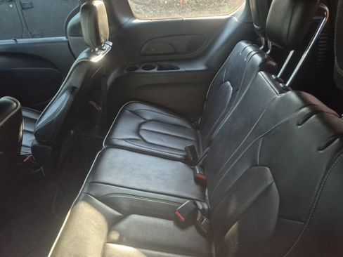 Used 2025 Chrysler Pacifica Limited FWD image 28