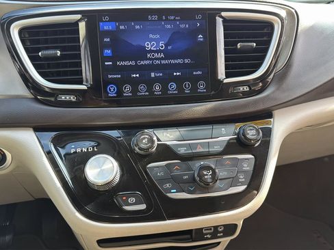 Used 2017 Chrysler Pacifica Touring-L FWD image 15