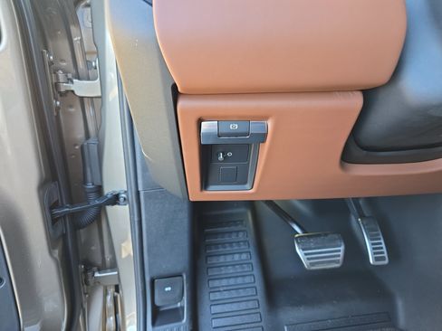 Certified 2025 Land Rover Defender 110 image 33