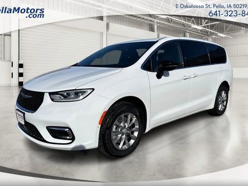 New 2026 Chrysler Pacifica Limited w/ Uconnect Theater Family Group image 8