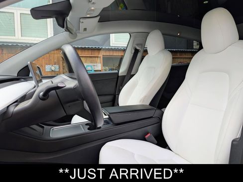 Used 2022 Tesla Model Y Long Range image 8