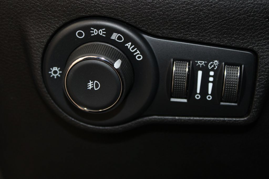 Used 2025 Jeep Compass Trailhawk AWD/4WD image 48