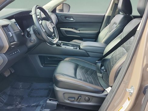 Used 2023 Nissan Pathfinder Platinum image 10