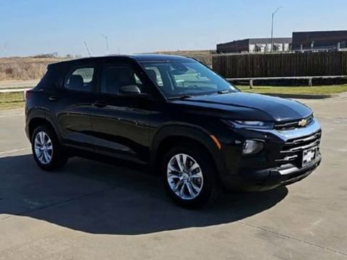 Used 2023 Chevrolet TrailBlazer LS image 2