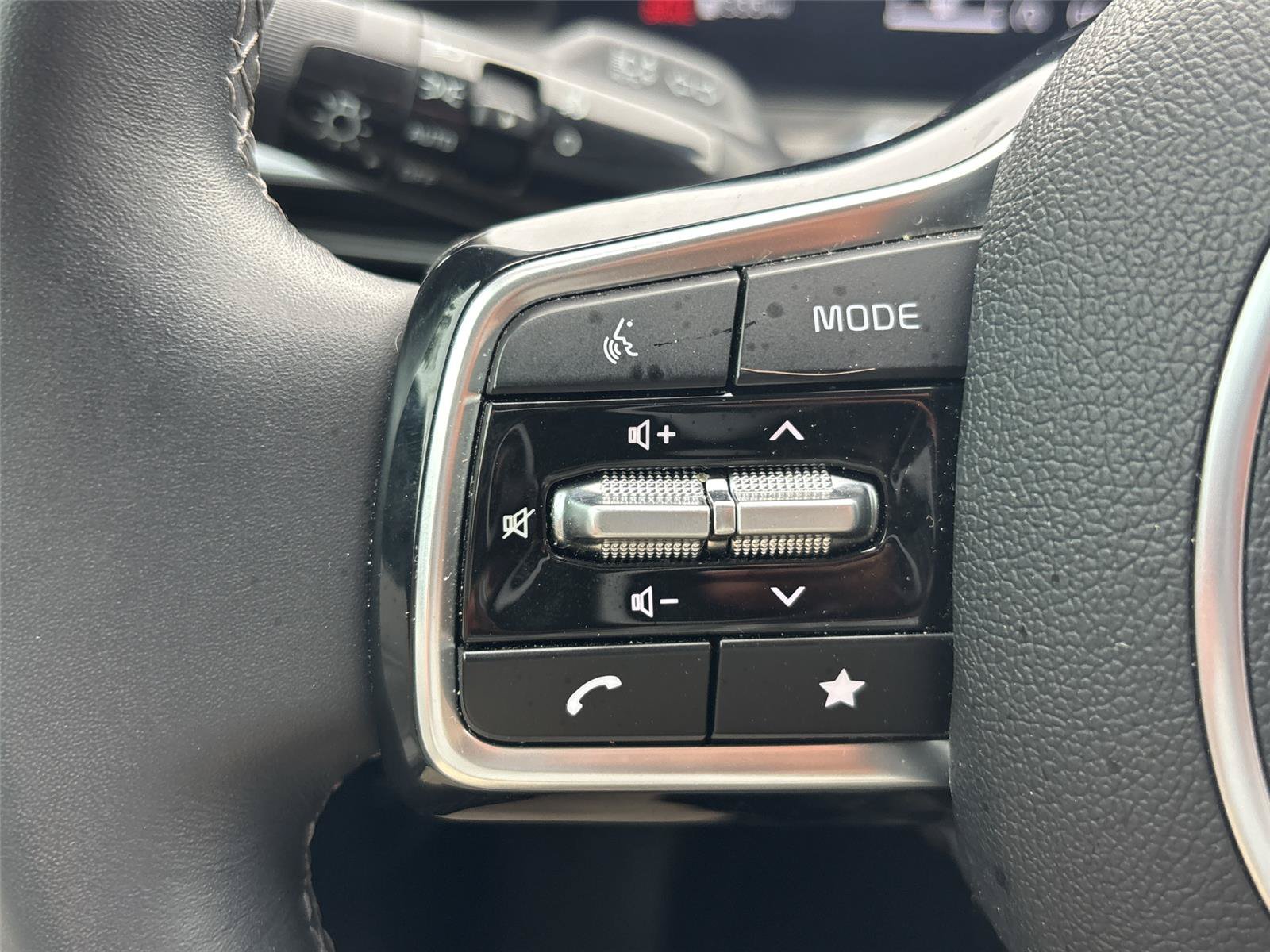 Used 2025 Kia Sorento SX AWD/4WD image 7