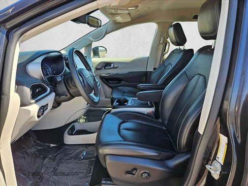 Used 2023 Chrysler Pacifica Touring-L FWD image 20