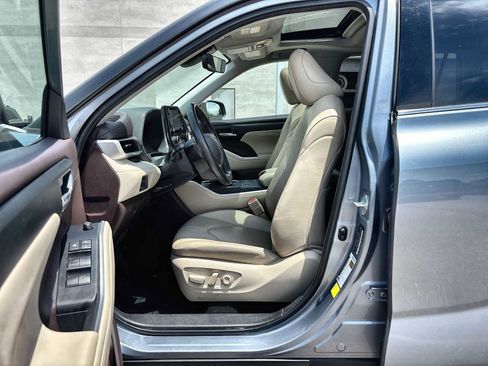 Used 2022 Toyota Highlander XLE FWD image 2