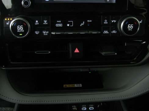 Used 2023 Toyota Highlander XLE image 18